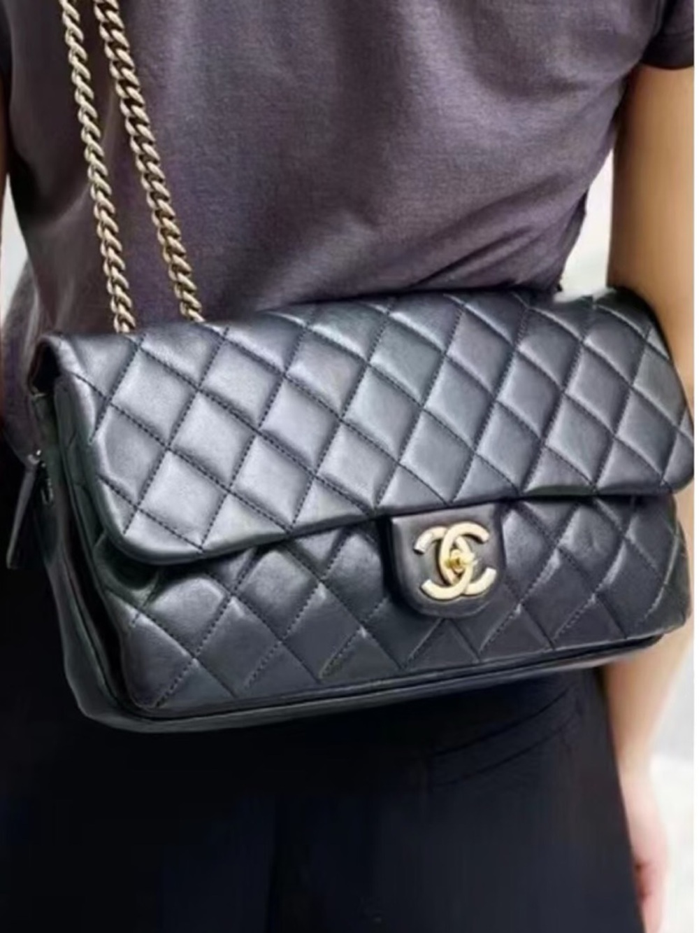 CHANEL Calfskin Quilted Medium CC Classic Flap bag Like New Black purse Pristine